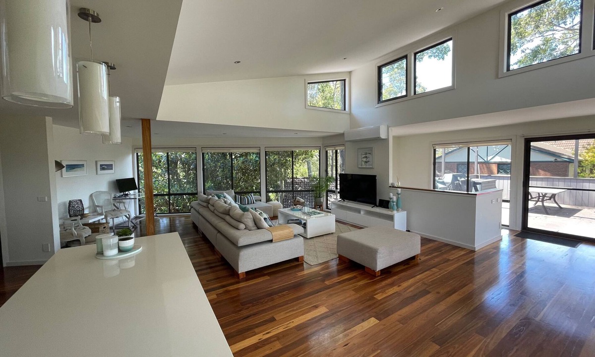 Denhams Beach House | Luxury beach house, 4 mins walk to Denhams Beach.