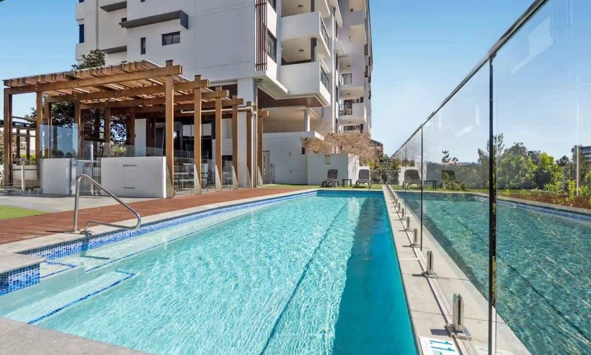 Robina Apartment | Luxury Lakeview 3BR Escape