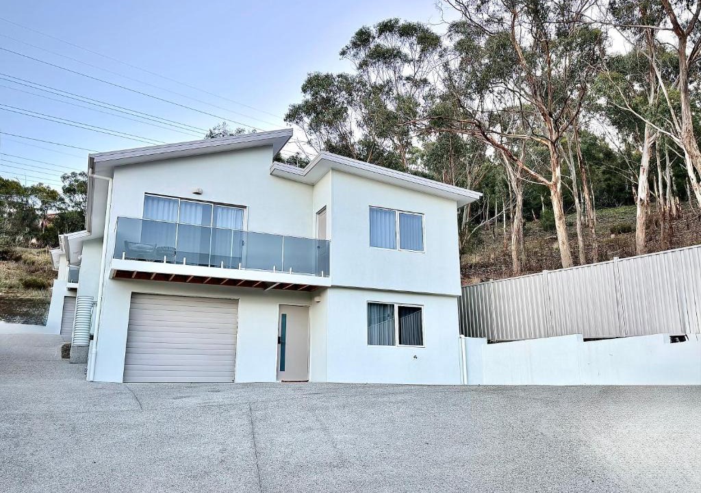 Lenah Valley Villa | Luxury Lenah Valley Retreat, Minutes to MONA & CBD