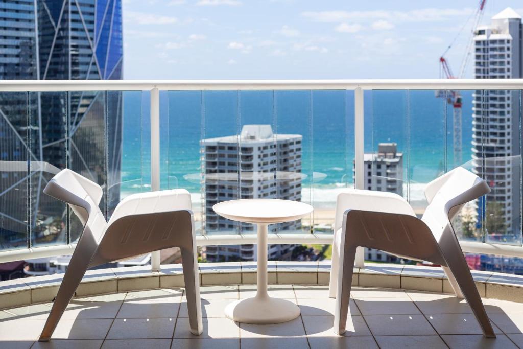 Surfers Paradise Hotel | Luxury Privately Owned Ocean View Studio OAKS Gold Tower
