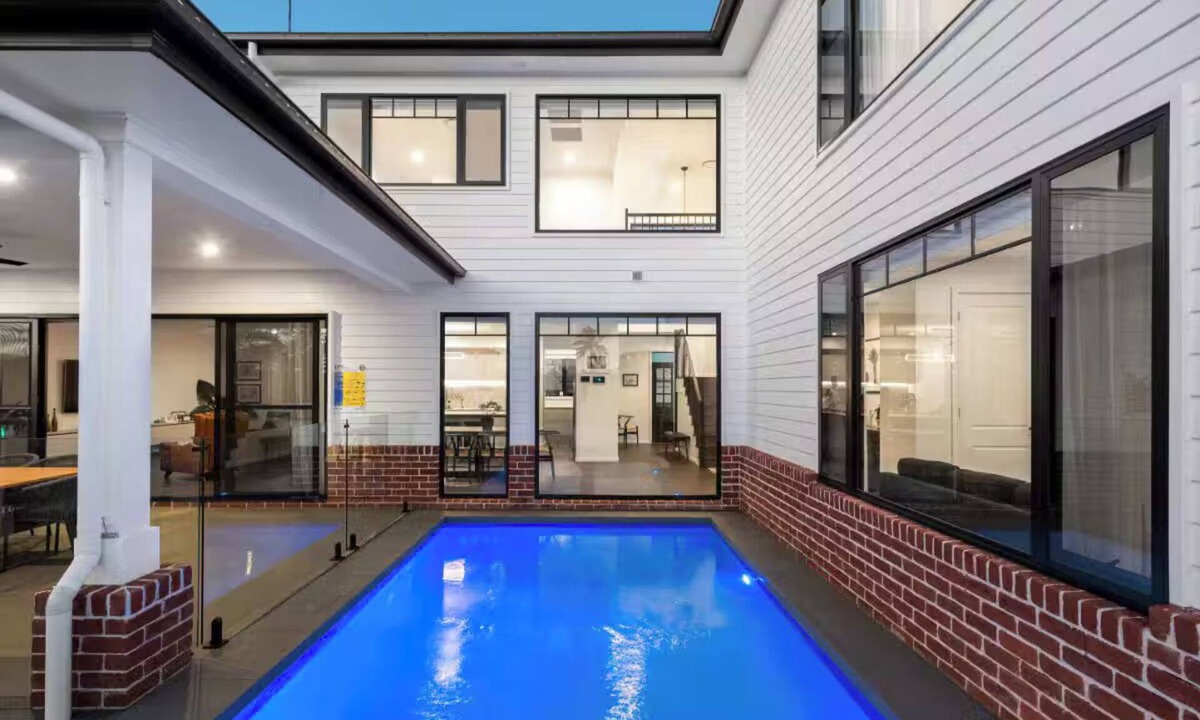 Broadbeach Waters House | Luxury Villas Allambi Broadbeach (With Car Parking)