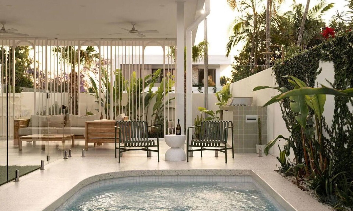 Burleigh Heads House | Luxury Villas Burleigh Springs (Pool & Walk to the beach)