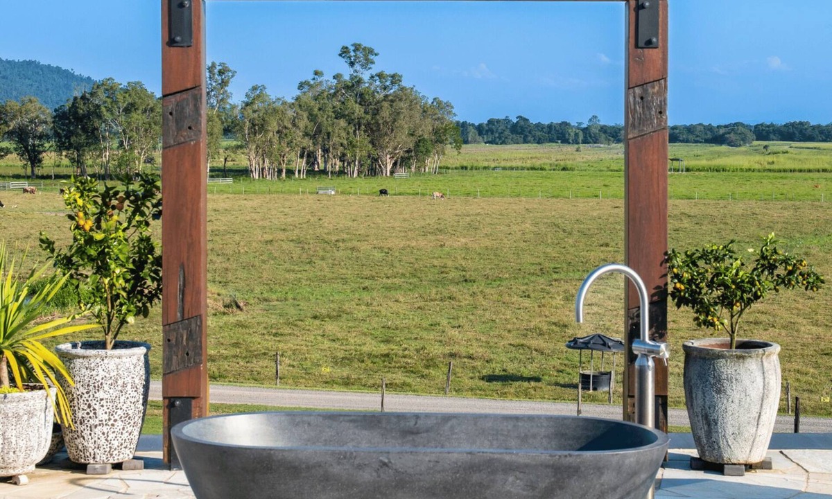 Whitsundays House | Luxury Whitsunday Farmstay with Outdoor Bath