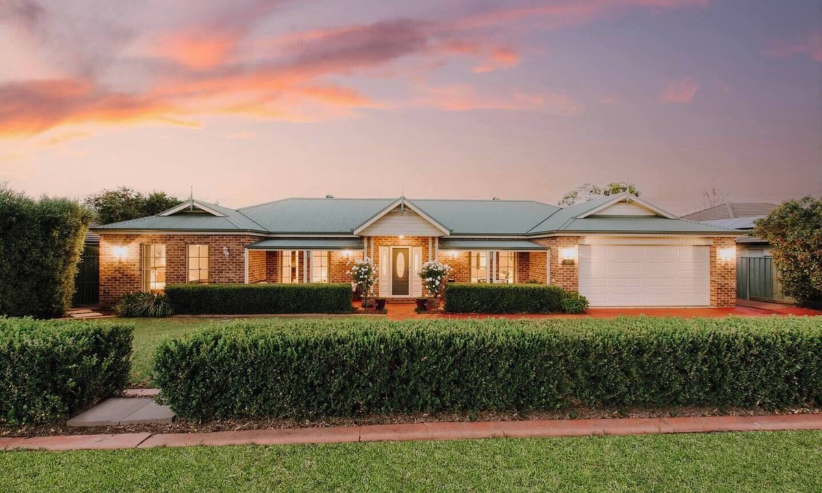 Central Mudgee House | Macquarie Manor Experience Grand Country Living