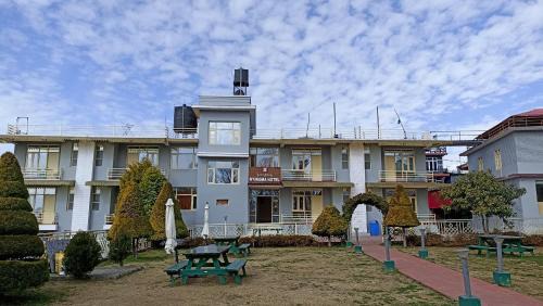 Gunehr Hostel | Madpackers Bir
