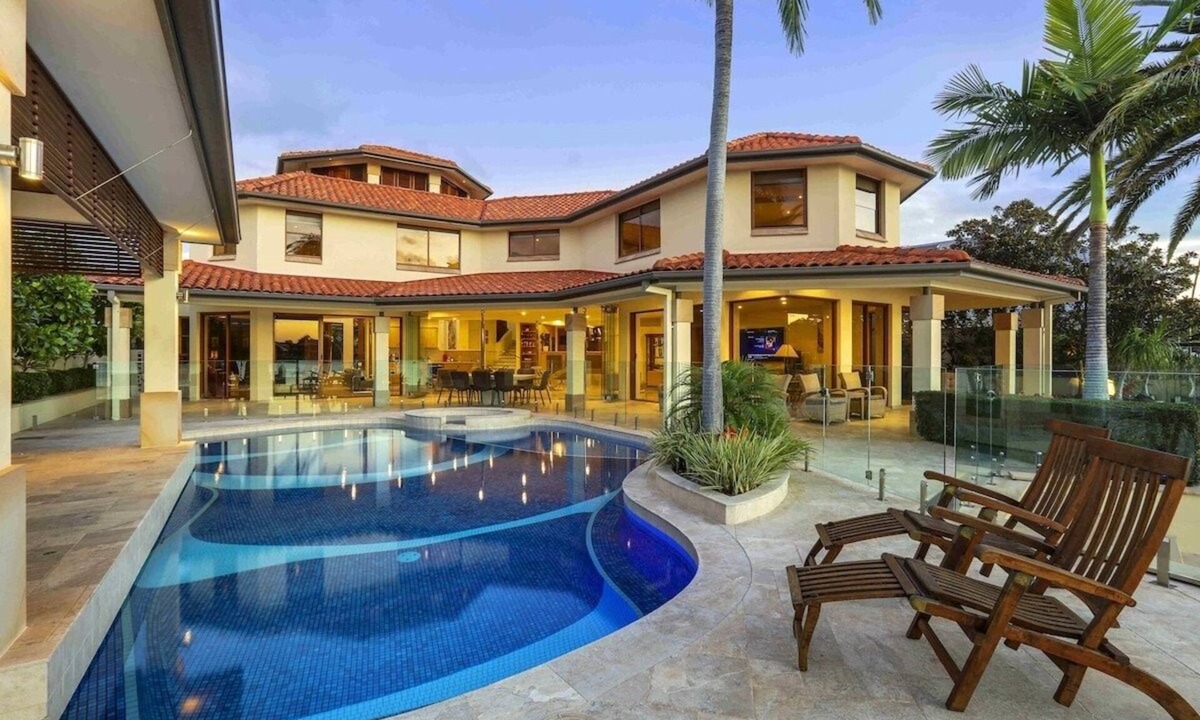 Surfers Paradise House | Main River Grandeur Mansion, 4 Bed, Pool & Sauna