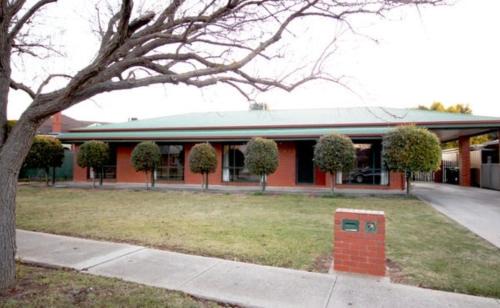 Horsham House | Manor on McIntyre