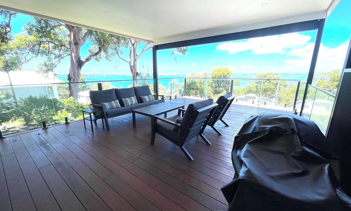 Mirrabooka House | Mirrabooka Magic - Luxury By The Lake