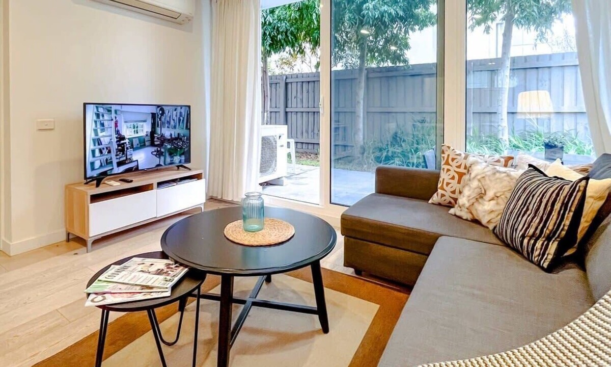 Brighton Apartment | Modern 2B Apartment in Brighton Near Bay Free Parking