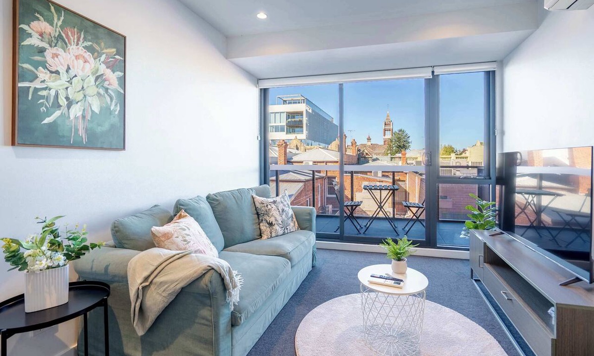 Hawthorn Apartment | Modern 2BR Apartment with Smart TV and Views