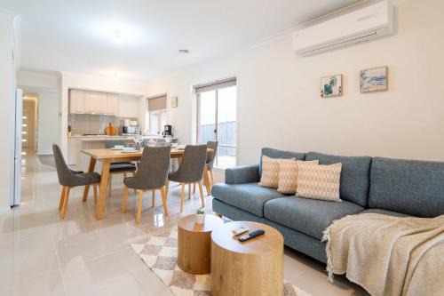 Doreen House | Modern 3B2B1C Home in Doreen