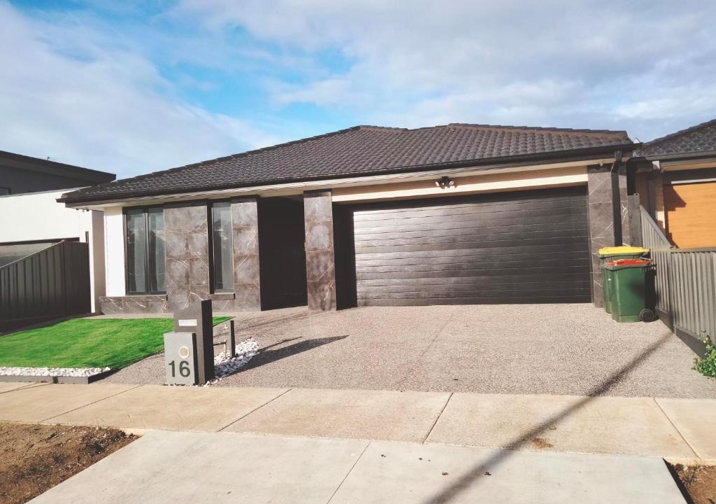 St Leonards House | Modern and cosey 4 bedroom house walk to beach