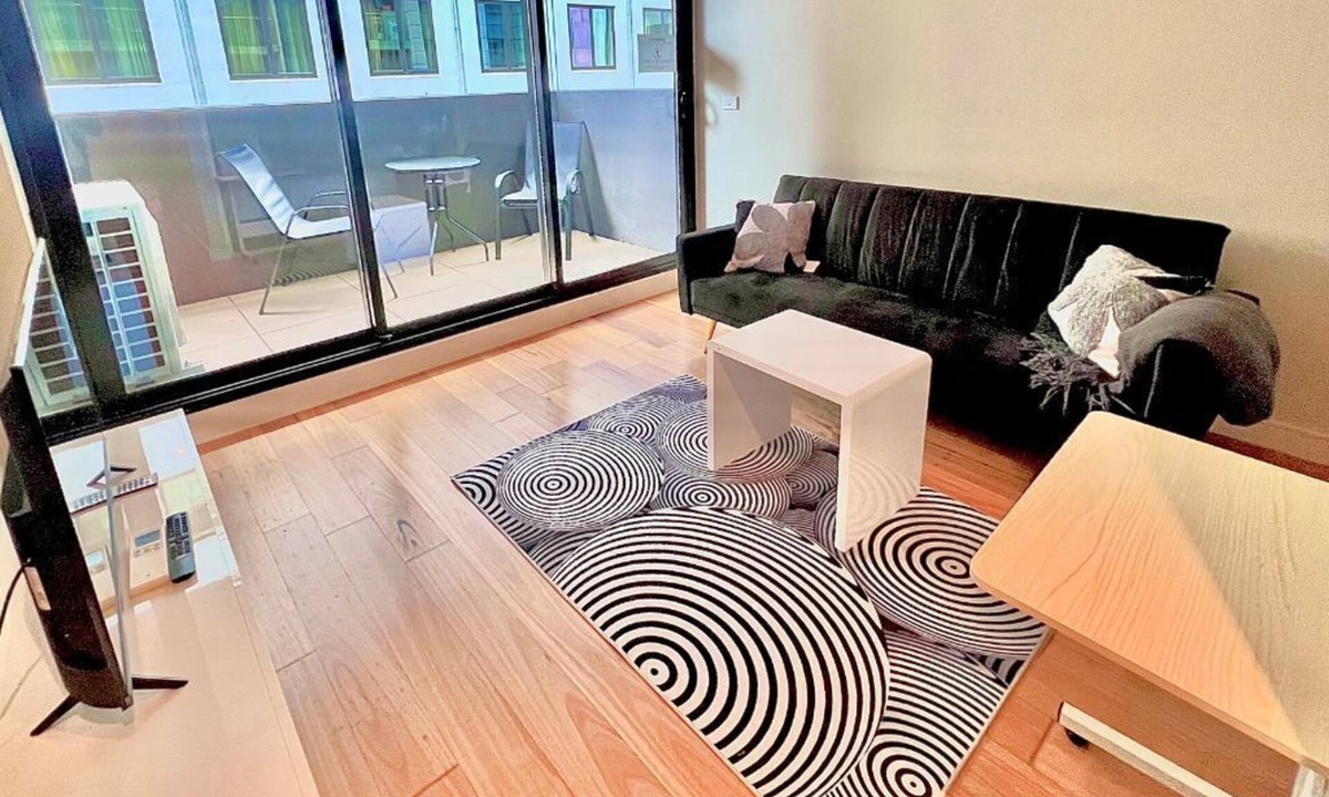 North Melbourne Apartment | Modern Apt with Pool+Sauna & Gym