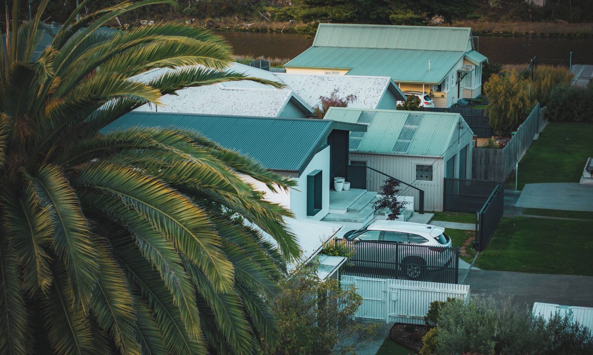 Kingston Beach House | Modern Beach House— short stroll from the beach, parks, cafes + restaurants.