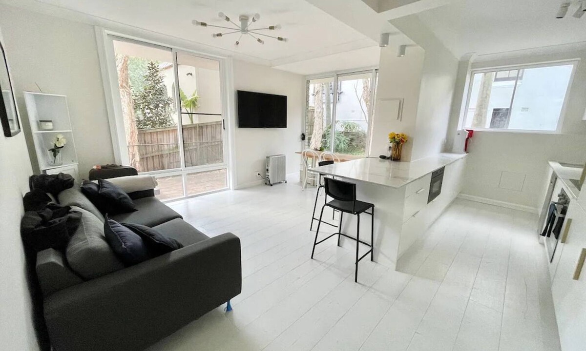 Coogee Apartment | Modern Beachside Apartment | 3-min walk to Coogee Beach!