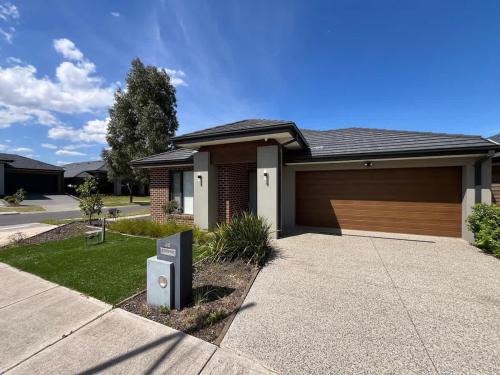 Burnside House | Modern Burnside Family Retreat in Modeina Estate