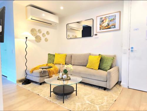 Spring Hill Apartment | Modern CBD Apartment With Skyline Views , Pool Gym & Free Parking