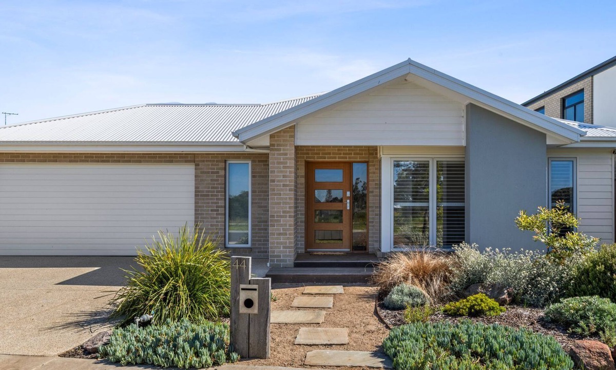 St Leonards House | Modern Coastal Retreat Close to the St Leonards Foreshore