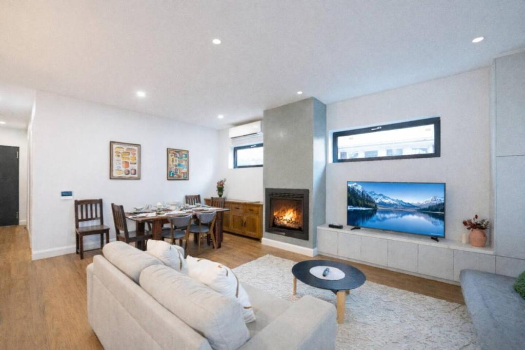 Preston House | Modern Home - gr8 4 groups by Custom Bnb Hosting