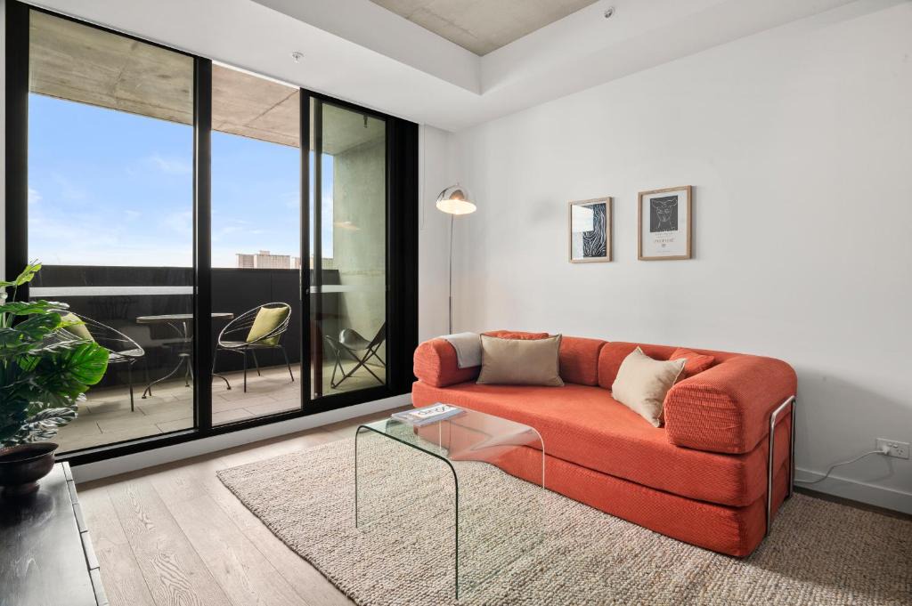 Collingwood North Apartment | Modern Industrial Hideaway