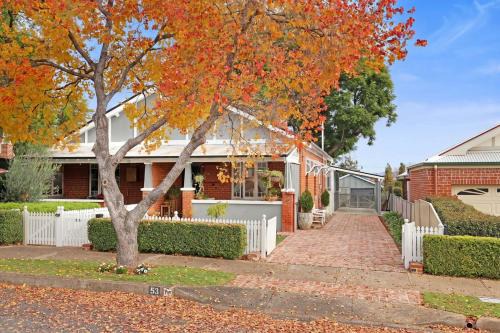 East Tamworth House | Modern Pet-Friendly Retreat 2BR Tamworth