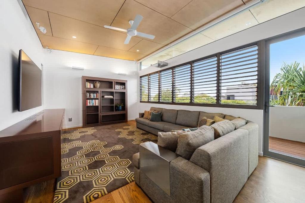 Noosaville House | Modern Riverview Escape with Private Pool