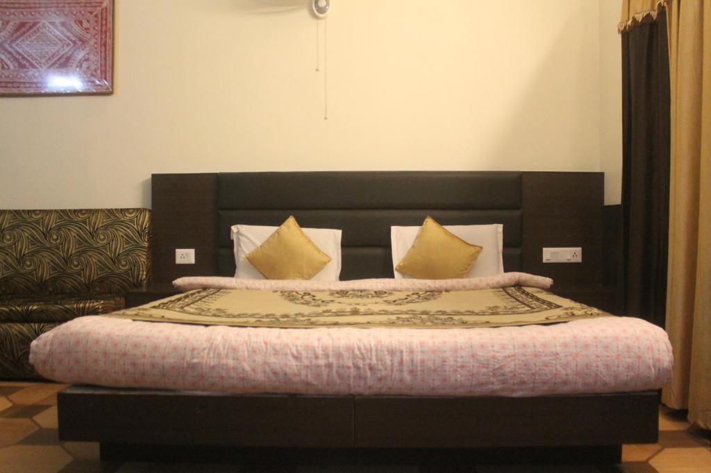 Mallital Hotel | Modern Room In Nainital