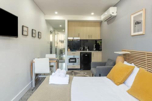 Surry Hills Apartment | Modern Studio with Aircon Private Balcony
