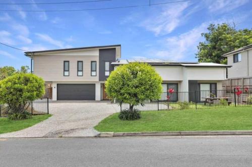 Sunnybank House | Modern Studio with Garden Views in Shared Home - Apartment