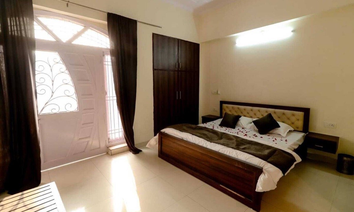 Jagatpura Hotel | MOON LAND HOTEL