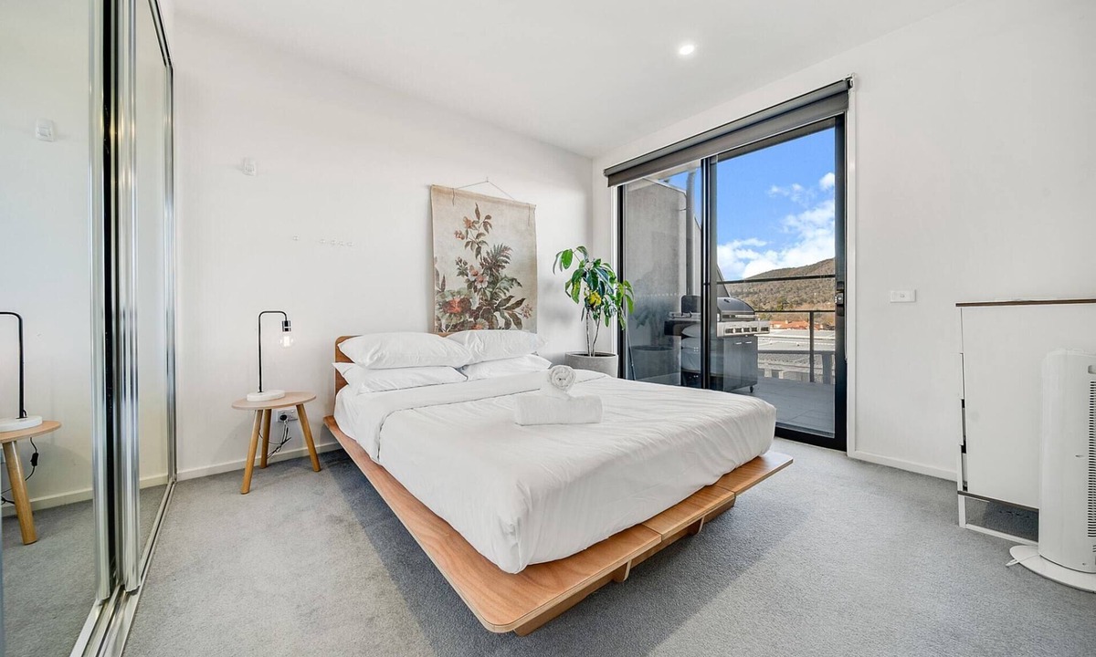 Braddon Apartment | Mountain View City Center Apartment with BBQ