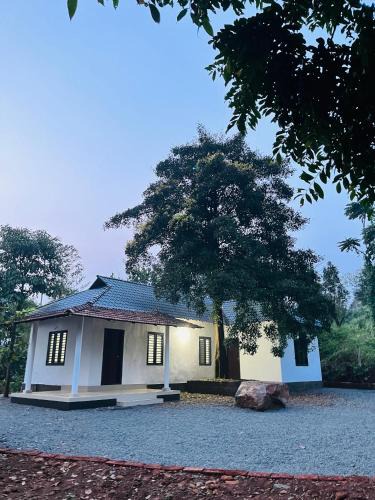 Talipparamba House | Mountain View room Paithalvillage