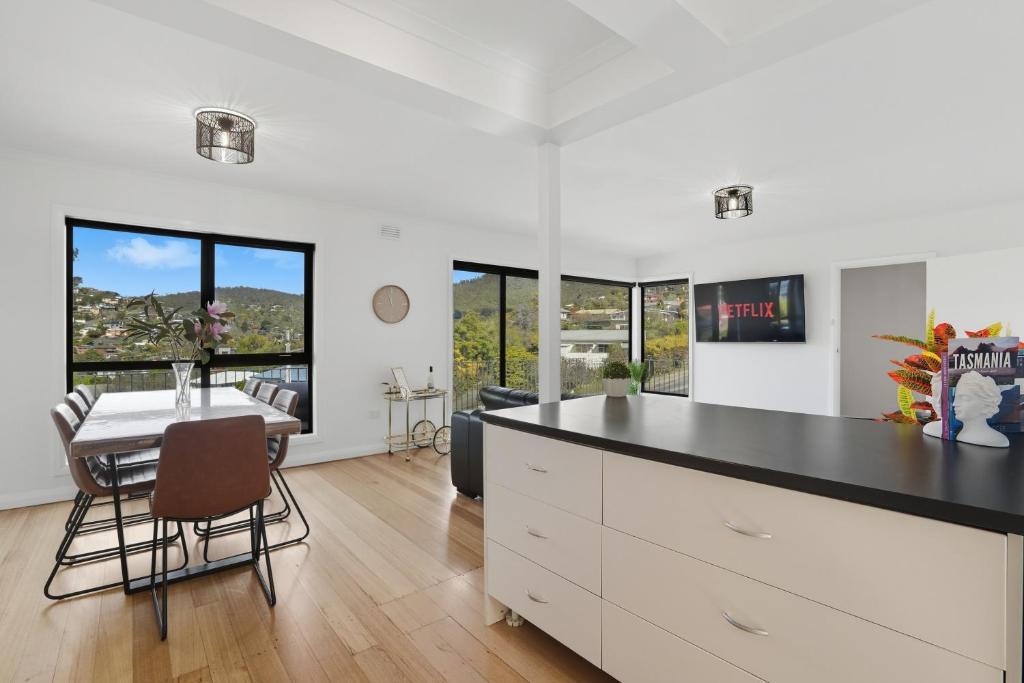 Lenah Valley House | Mountain Views in a Quiet Neighbourhood also Close to CBD