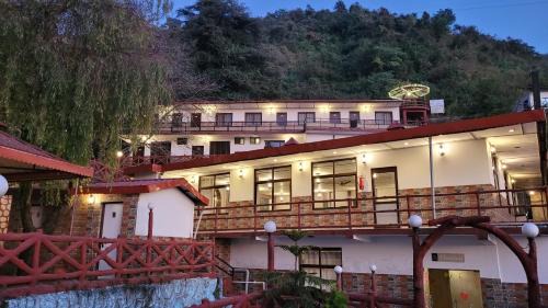 Mussoorie Hotel | New Orange Tree Classic Fall in Mussoorie with pool & parking