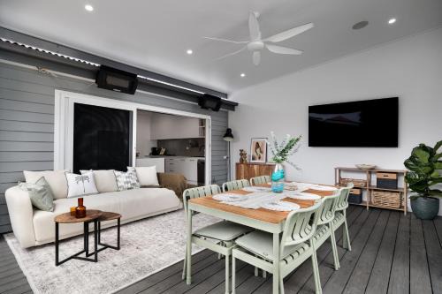 Carrington House | Newcastle Harbour Cottage - Walk to Cafés & Bars