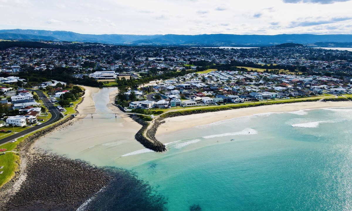 Warilla House | Newly added Coastal charm 80m walk to pristine warilla beach .