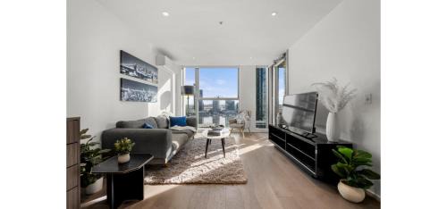 Docklands Apartment | NYE Chic Waterfront 2BR Luxe With Pool, Gym, Parking