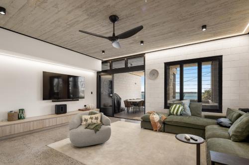 Runaway Bay Apartment | Oatland 26 Esplanade Coastal Retreat