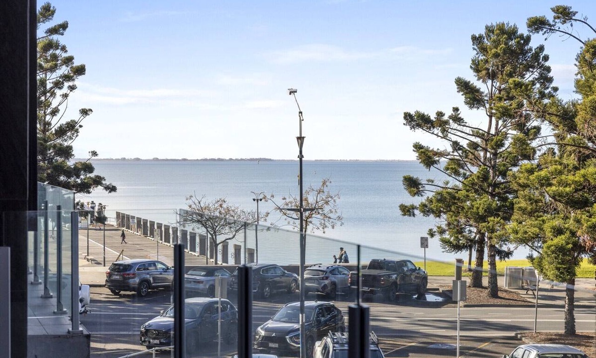 Geelong Apartment | Oceanfront 2-Bed With Balcony & Study Nook