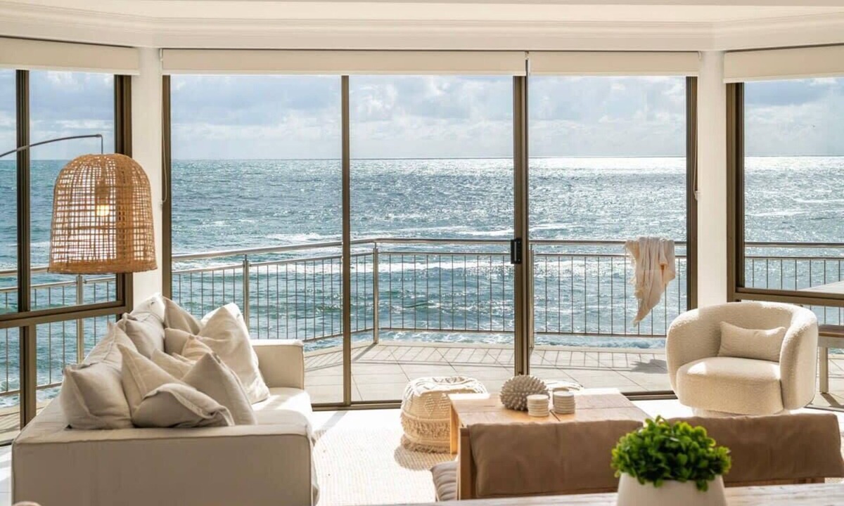 Yamba House | Oceans 8 - Oceanstays -Absolute Oceanfront with Fireplace