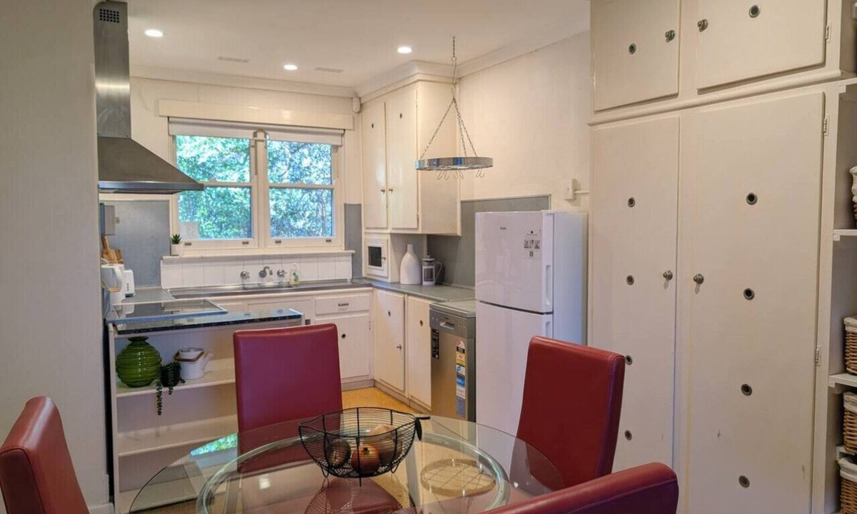 Deakin House | Ol` Deakin classic Canberra