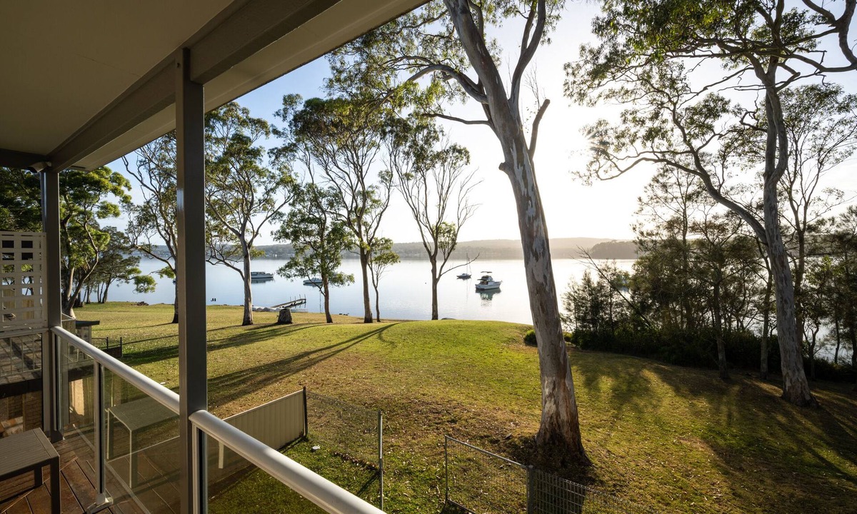 Gwandalan House | Omaroo: Lakefront home for families or couples. Walking distance to Club & Shops