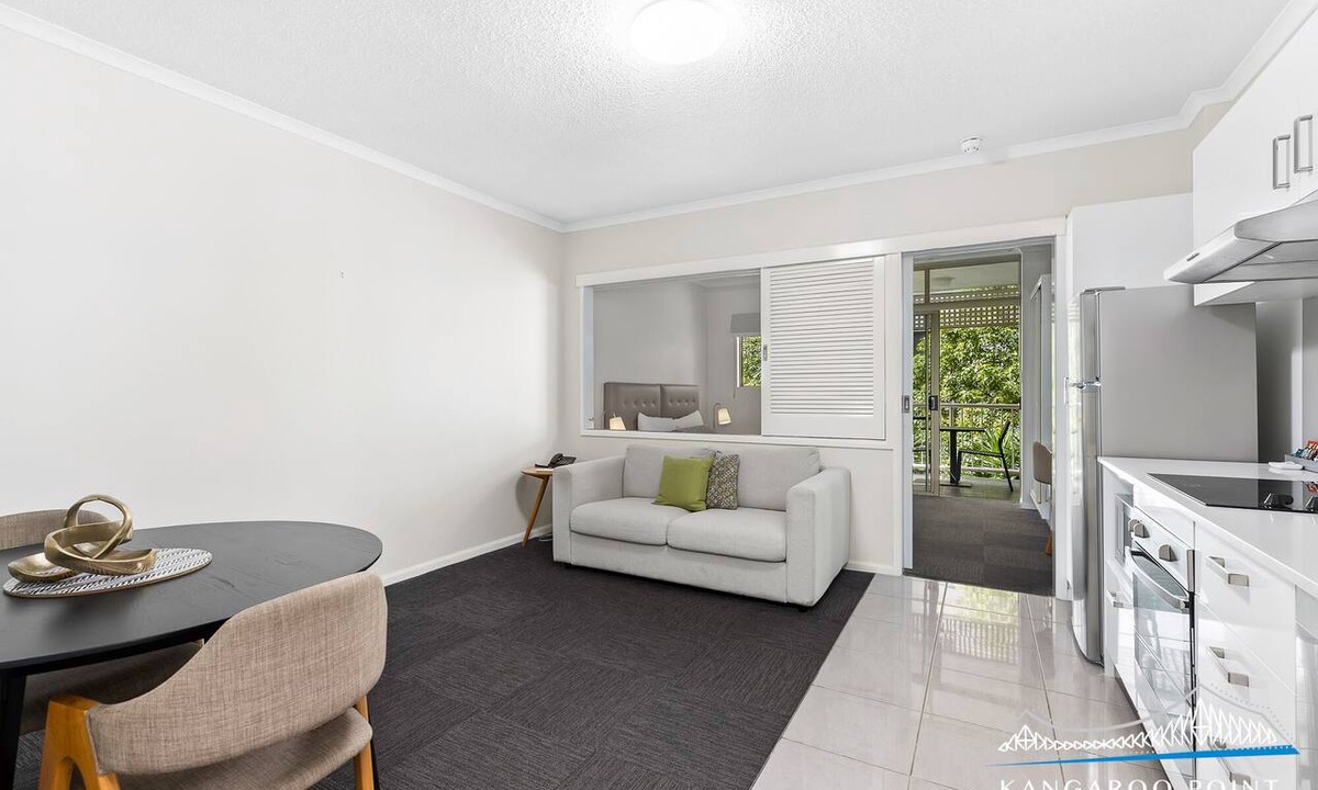 Kangaroo Point Apartment | One Bedroom in the Heart of Kangaroo Point with Pool & Parking