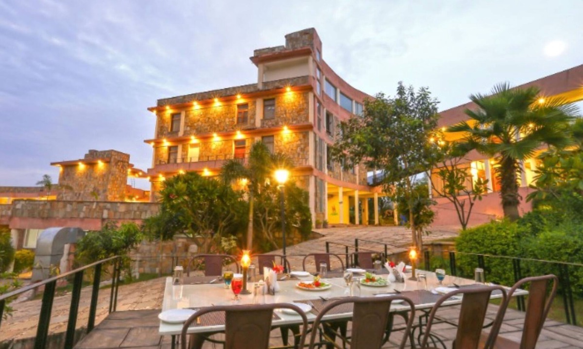 Udaipur District Hotel | OPO Palm Villa Dritan