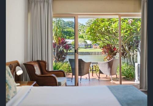 Coffs Harbour Hotel | Pacific Bay Studio - Lake Views Steps to Beach