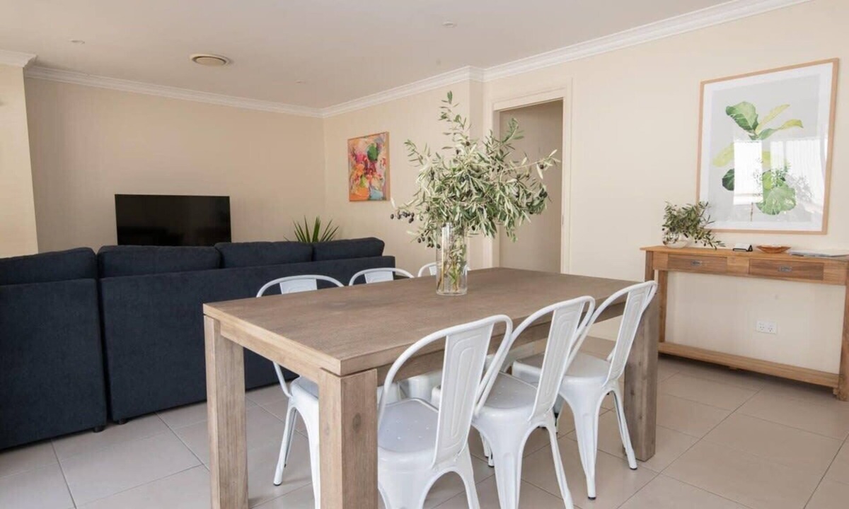Orange East House | Park Villa | Near CBD, Spacious, Ideal for Work