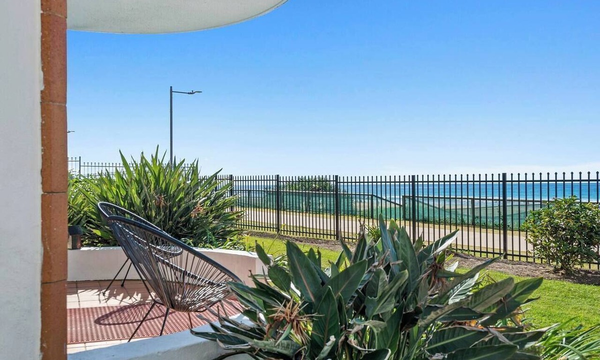 Surfers Paradise Apartment | Paros on the Beach Absolute Waterfront Living