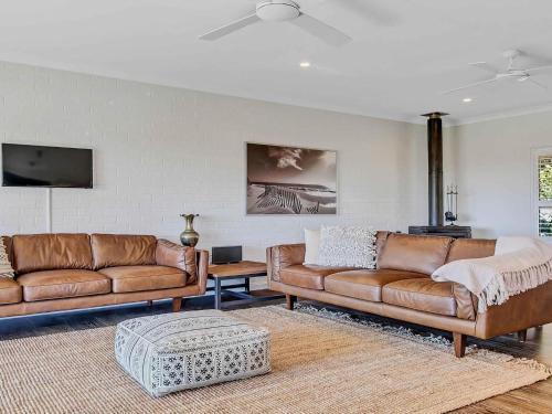 Newrybar House | Paul's Farmhouse - 4 BR rural retreat with views