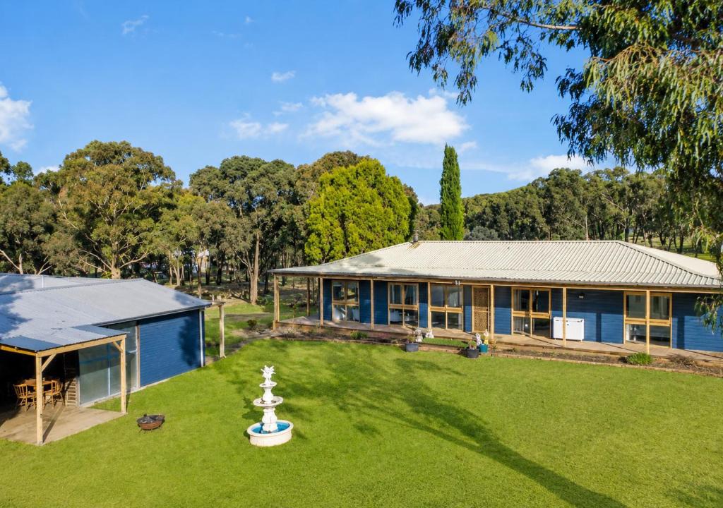 Stawell House | Peaceful 6-Acre Grampians Ridge Retreat Sleeps 10