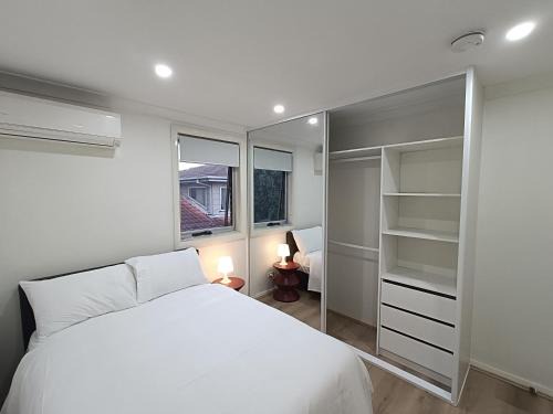 Merrylands House | Peaceful Queen Room with AC & Heating - NM6